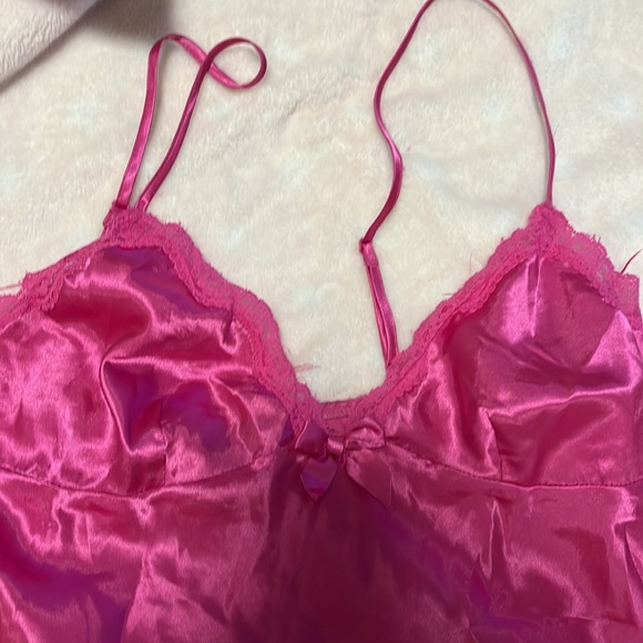 Med fushia pink la senza chemise! Adjustable straps and lace detail - Picture 2 of 4